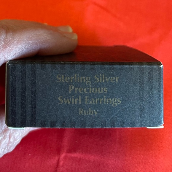 Avon, Sterling Silver, Ruby chip, earrings - Picture 3 of 3